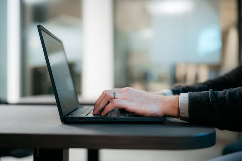 Handen typen op een laptop
