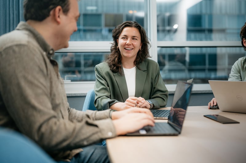 Rebel helpt klant achter de laptop