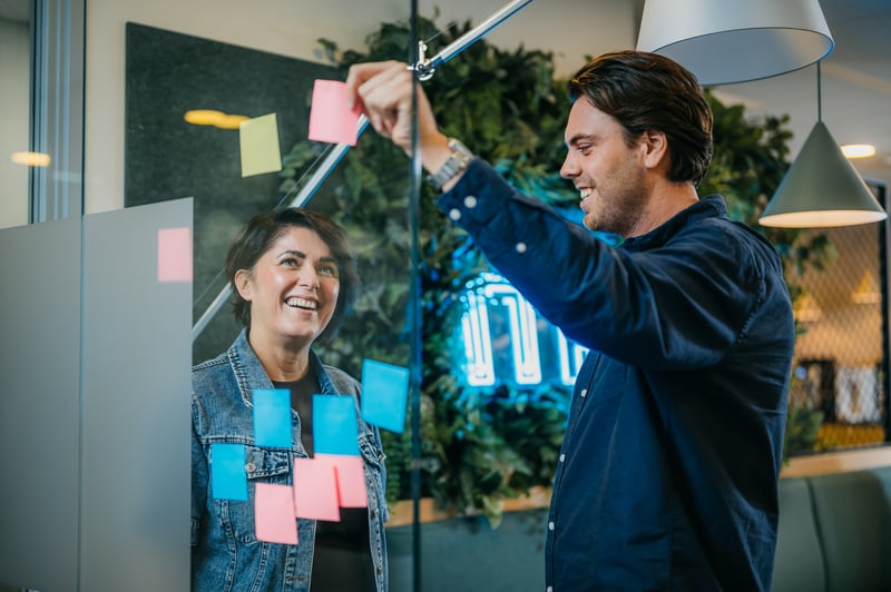 Rebels zijn aan het brainstormen met post-IT's