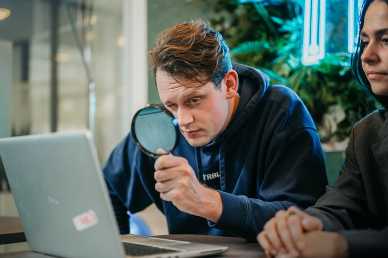 Rebel met vergrootglas zoekend op een laptop