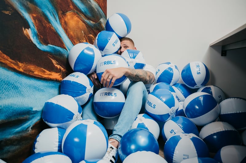 Rebel ondergegooid met strandballen waardoor je hem nauwelijks meer ziet